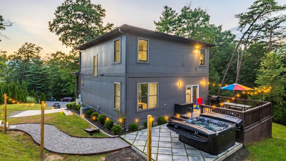 Hot Tub Fire Pit Mountain Views 10min to AVL Modern Escape by Avanstay